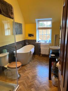 La salle de bains est pourvue d'une baignoire et d'un lavabo. dans l'établissement Glengorm Castle, à Tobermory