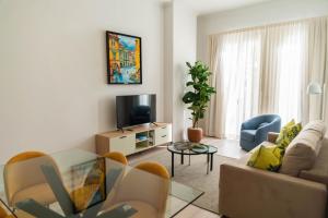 a living room with a couch and a tv at Morar Ourense in Ourense