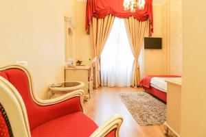 TV a/nebo společenská místnost v ubytování Astoria Grand Hotel