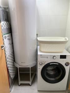 uma máquina de lavar roupa com um cesto em cima em Standing Apartment Barcelona Forum em Barcelona
