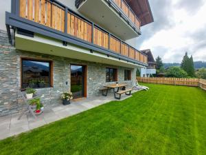 podwórko ze stołem piknikowym i zieloną trawą w obiekcie Appartement Waldplatzl w mieście Altenmarkt im Pongau