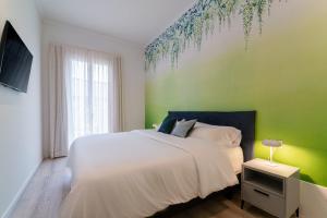 A bed or beds in a room at Morar Ourense