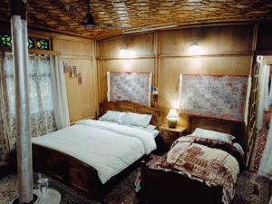 um quarto com duas camas num quarto em Houseboat New Jeddah em Srinagar