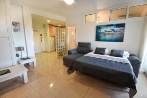A bed or beds in a room at BENAL BEACH, Superb 2 Bedroom 2 Bathroom Beach front Apartment sleeps 6 Még 37 kép