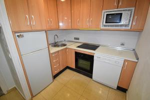 A kitchen or kitchenette at BENAL BEACH, Superb 2 Bedroom 2 Bathroom Beach front Apartment sleeps 6
