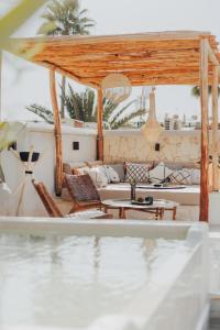 Posezení v ubytování Kenzara Suites & Pool, Your private escape