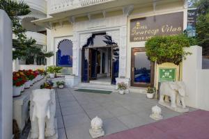 Swaroop Vilas - Lake Facing Boutique Hotel的门面或入口