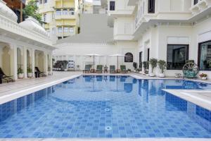 Swaroop Vilas - Lake Facing Boutique Hotel内部或周边的泳池