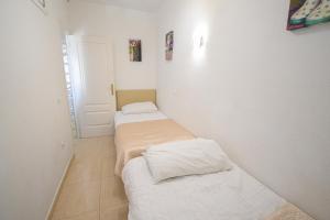A bed or beds in a room at BENAL BEACH, Superb 2 Bedroom 2 Bathroom Beach front Apartment sleeps 6