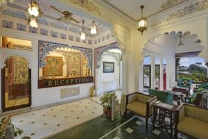 Swaroop Vilas - Lake Facing Boutique Hotel的休息区