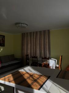 un soggiorno con divano, tavolo e sedie di Nadiira a Slavske