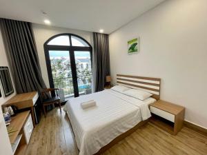 フーコックにあるHotel Phúc Lâm Grand Worldのベッドルーム(大型ベッド1台、大きな窓付)