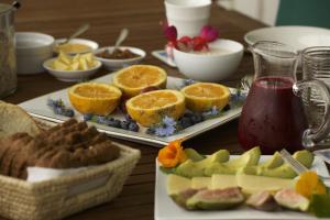 uma mesa coberta com pratos de alimentos e frutas em Jacaranda Lodge em Coromandel Town