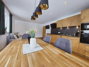 jadalnia i kuchnia ze stołem i krzesłami w obiekcie Appartement Waldplatzl w mieście Altenmarkt im Pongau