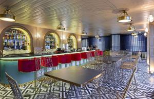Swaroop Vilas - Lake Facing Boutique Hotel餐厅或其他用餐的地方