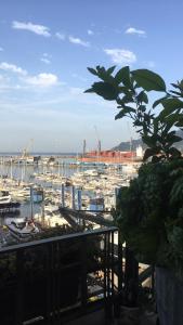 Blick auf einen Hafen mit Booten im Wasser in der Unterkunft Abitare sul Porto in Salerno