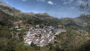 una pequeña ciudad en una colina en las montañas en Casa Diego Piña Júzcar by Ruralidays, en Júzcar