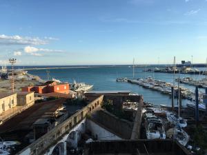 Blick auf einen Hafen mit Booten im Wasser in der Unterkunft Abitare sul Porto in Salerno