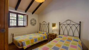 a bedroom with two beds and a window at La Huerta del Tajo - Grande Ronda by Ruralidays in Ronda