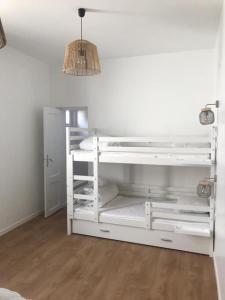 Zdjęcie z galerii obiektu Villa refaite à neuf à 200 mètres de la plage w mieście Soulac-sur-Mer +2 zdjęcia