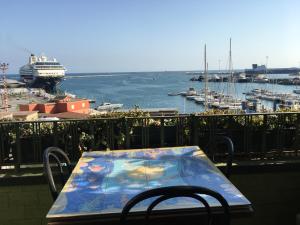 een tafel met uitzicht op een haven met een cruiseschip bij Abitare sul Porto in Salerno