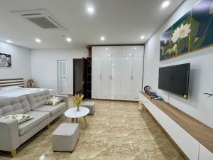 - un salon avec un canapé et une télévision dans l'établissement Hotel Phúc Lâm Grand World, à Duong Dong