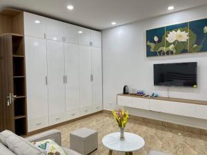 - un salon avec des armoires blanches et une table dans l'établissement Hotel Phúc Lâm Grand World, à Duong Dong