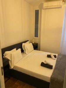 ein Schlafzimmer mit einem Bett mit zwei Handtüchern darauf in der Unterkunft Residence D'Azur Apartments near Palais des Festivals in Cannes