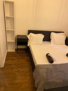 1 Schlafzimmer mit 2 Betten und einem Nachttisch in der Unterkunft Residence D'Azur Apartments near Palais des Festivals in Cannes