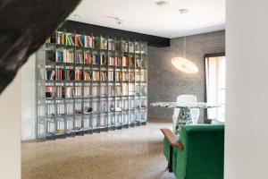 a living room with a book shelf filled with books at Hotel Napoleonschuur in Amerongen