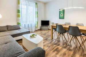 ein Wohnzimmer mit einem Sofa und einem Tisch in der Unterkunft Ferienwohnung Stachel A in Konstanz