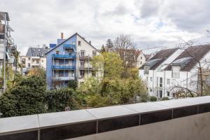 Blick auf eine Stadt mit Häusern und einem blauen Gebäude in der Unterkunft Ferienwohnung Stachel A in Konstanz