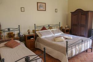 a bedroom with two beds in a room at Agriturismo Colle Verde in Castelfalfi