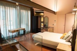 sypialnia z łóżkiem i biurkiem w pokoju w obiekcie Italianflat - Empireo Rooms - 200mt to Arena w Weronie
