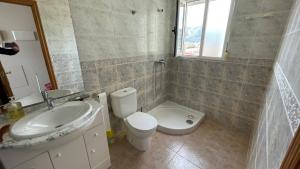 łazienka z białą toaletą i umywalką w obiekcie Atico Morro de Gos REF 058 w mieście Oropesa del Mar +37 zdjęć