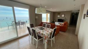 jadalnia i salon z widokiem na ocean w obiekcie Atico Morro de Gos REF 058 w mieście Oropesa del Mar