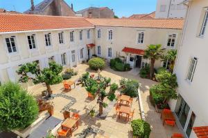an overhead view of a courtyard with tables and chairs at Grand Hôtel des Bains SPA in Fouras