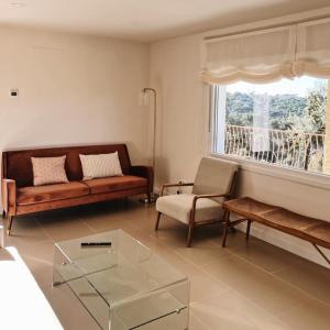 a living room with a couch and a window at El Escondite de La Caprichosa in Madrid