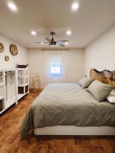 a bedroom with a bed and a ceiling fan at El Escondite de La Caprichosa in Madrid