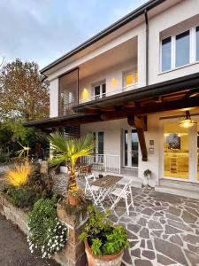 Cette maison dispose d'une terrasse avec une table et des chaises. dans l'établissement Villa Pensione Mercedes, à Sirmione