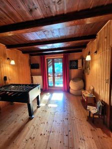 Zimmer mit Klavier in einem Zimmer mit Fenster in der Unterkunft Horská chata Kouty in Loučná nad Desnou