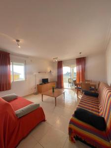 佩尼伊斯科拉的住宿－Alpen1 Nerea，客厅配有沙发和桌子