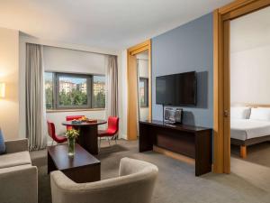 Uma TV ou centro de entretenimento em Novotel Kayseri