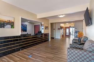 a lobby of a hospital with a waiting room at Best Western Governors Inn and Suites in Wichita