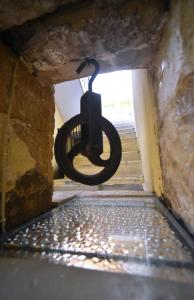 um candelabro pendurado numa parede num túnel em L'Antica Rimessa Da Gigi em Gallipoli