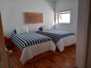 a bedroom with a bed and a desk at HI Vila do Conde - Pousada de Juventude in Vila do Conde