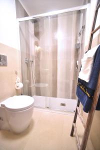 een badkamer met een douche en een toilet bij L'Antica Rimessa Da Gigi in Gallipoli