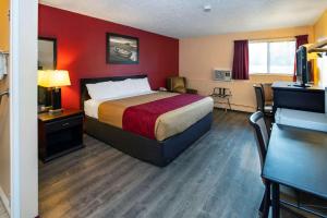 Postel nebo postele na pokoji v ubytování Econo Lodge + 24 fotografií