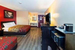 TV a/nebo společenská místnost v ubytování Econo Lodge