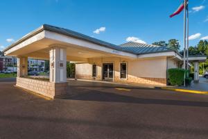 un edificio con una bandera en un aparcamiento en Quality Inn & Suites Lufkin en Lufkin